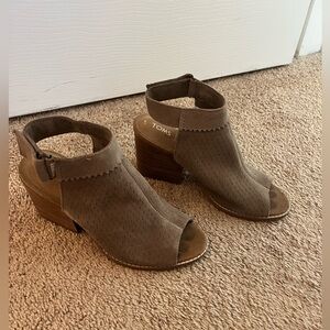 Tom’s sandals size 7